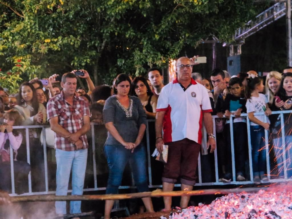 Foto de Passagem dos fiéis pelo Tapete de Brasas da Fogueira de São João